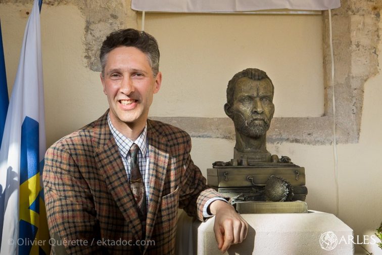 Anthony Padgett et le buste de Van Gogh qu'il a réalisé.