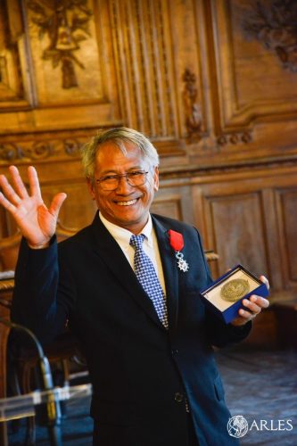 alphonse pluquailec reçoit la médaille de la ville