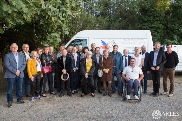 remise d'un véhicule au Secours populaire français.