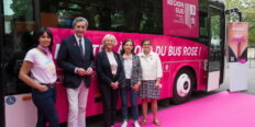 Un bus de sensibilisation au cancer du sein à Arles