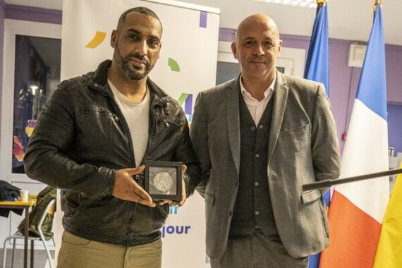 La performance sportive est sans aucun doute, un exploit : Kamel Zaroual a rallié, à l'automne 2023, Paris à Marseille et retour, à pieds, en quelques semaines. Mais c'est la générosité de l'acte que Jean-Michel Jalabert, premier adjoint au Maire d'Arles, a salué en remettant à l'Arlésien la médaille de la Ville, lors de la cérémonie des voeux de Barriol, Semestres, Plan-du-Bourg, le 22 janvier 2024. Kamel Zaroual a en effet accompli cette performance au profit de deux associations qui oeuvrent pour les enfants porteurs de handicap : l'Association du calendrier des Petits Fouque, à Arles, et PolyMômes Paca, installée à Marseille. photo P. Praliaud/ville d'Arles.