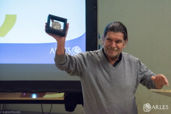 Son ambiance familiale, la saveur des pizzas et surtout la personnalité de son patron ont fait de « Chez Robert » une institution de Trinquetaille.  Alors que Robert Gion vient de prendre sa retraite, il a reçu la médaille de la Ville lors de la cérémonie des voeux à Trinquetaille, le 16 janvier 2024. Avec lui, Paul Debard, très investi dans la vie du quartier où il a toujours habité, a également été distingué. Cet homme connu pour sa générosité est notamment un pilier du Comité d'intérêt de Quartier depuis sa création il y a 50 ans. photo R. Boutillier/ville d'Arles.