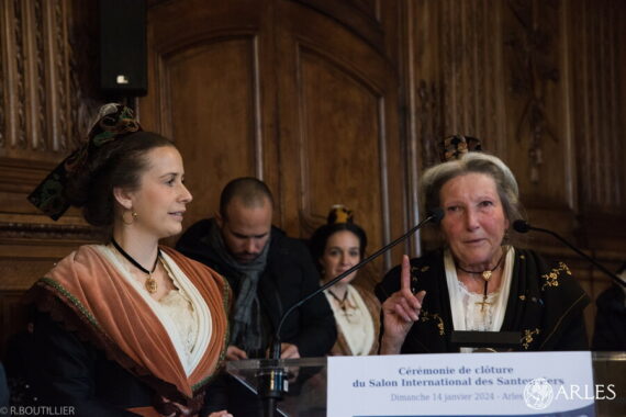 Neuf mille visiteurs, soit une hausse de 10% par rapport à l'édition 2022, un public rajeuni, une grande crèche plébiscitée... La satisfaction était forcément de mise à l'Hôtel de Ville, dimanche 14 janvier, à l'heure de la cérémonie de clôture du 66e Salon des santonniers. Un moment festif ponctué d'une scène de théâtre du groupe Reneissenco et d'un moment musical de la chorale de l'hôpital, sous le regard de la santonnière Evelyne Ricord (ici au micro aux côtés de l'adjointe au maire Mandy Graillon), invitée d'honneur de l'événement. La grande crèche reste visible à l'église des Trinitaires jusqu'au dimanche 21 janvier inclus. Photo R.Boutillier / Ville d'Arles  